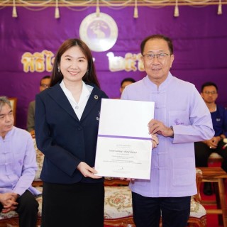 นทพ.อภิชญา ปริศนานันทกุล นักศึกษาทันตแพทย์ ชั้นปีที่ 5 ได้รับรางวัล CMU DNA ด้านจิตอาสา (Volunteer) และนักศึกษามหาวิทยาลัยเชียงใหม่ยอดเยี่ยม ประจำปี 2567 พร้อมรับเสื้อสามารถ
