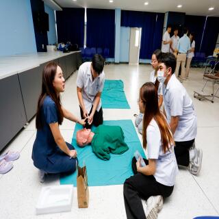 ฝึกเข้ม! นักศึกษาทันตแพทย์ปี 4  เรียนรู้รับมือภาวะฉุกเฉินทางอายุรศาสตร์ ในคลินิกทันตกรรม