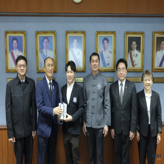 คณะกรรมการอำนวยการประจำคณะฯ มอบช่อดอกไม้แสดงความขอบคุณอดีตคณะผู้บริหาร คณะทันตแพทยศาสตร์ มช.