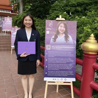 นทพ.อภิชญา ปริศนานันทกุล นักศึกษาทันตแพทย์ ชั้นปีที่ 5 ได้รับรางวัล CMU DNA ด้านจิตอาสา (Volunteer) และนักศึกษามหาวิทยาลัยเชียงใหม่ยอดเยี่ยม ประจำปี 2567 พร้อมรับเสื้อสามารถ