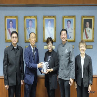 คณะกรรมการอำนวยการประจำคณะฯ มอบช่อดอกไม้แสดงความขอบคุณอดีตคณะผู้บริหาร คณะทันตแพทยศาสตร์ มช.