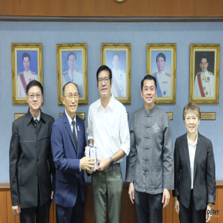 คณะกรรมการอำนวยการประจำคณะฯ มอบช่อดอกไม้แสดงความขอบคุณอดีตคณะผู้บริหาร คณะทันตแพทยศาสตร์ มช.