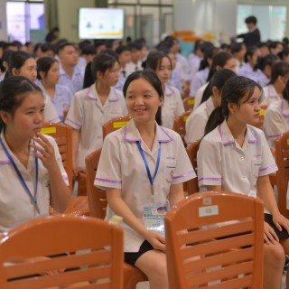 รอง ผอ.รพ.ทันตกรรม คณะทันตะฯ มช. ร่วมแสดงความยินดีนักศึกษาทุน กสศ. หลักสูตรผู้ช่วยทันตแพทย์