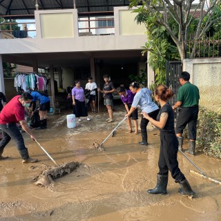 คณะทันตะฯ มช. ส่งจิตอาสา ช่วยทำความสะอาดหลังน้ำท่วม เพื่อช่วยฟื้นฟูสภาพบ้านเรือนและสร้างขวัญกำลังใจให้กับบุคลากรคณะฯ ที่ประสบภัย