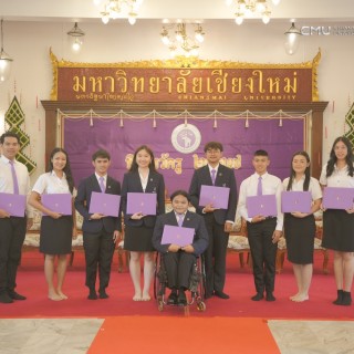 นทพ.อภิชญา ปริศนานันทกุล นักศึกษาทันตแพทย์ ชั้นปีที่ 5 ได้รับรางวัล CMU DNA ด้านจิตอาสา (Volunteer) และนักศึกษามหาวิทยาลัยเชียงใหม่ยอดเยี่ยม ประจำปี 2567 พร้อมรับเสื้อสามารถ