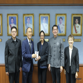 คณะกรรมการอำนวยการประจำคณะฯ มอบช่อดอกไม้แสดงความขอบคุณอดีตคณะผู้บริหาร คณะทันตแพทยศาสตร์ มช.